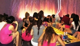 Đột kích quán karaoke trá hình, 40 nữ tiếp viên bỏ chạy tán loạn